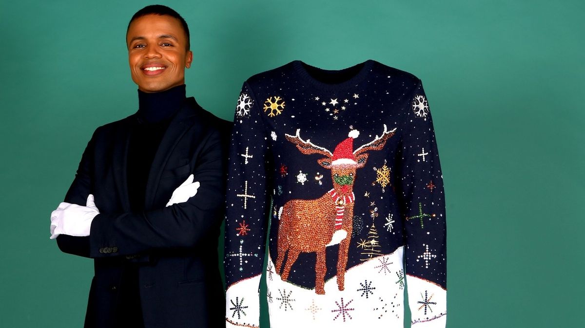 Nejdražší vánoční svetr na světě stojí skoro milion, umělec je kvůli němu na mizině